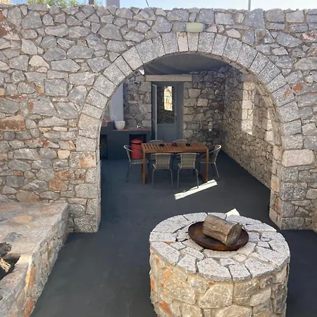 Shiro - Traditional Stone Vila Argilia